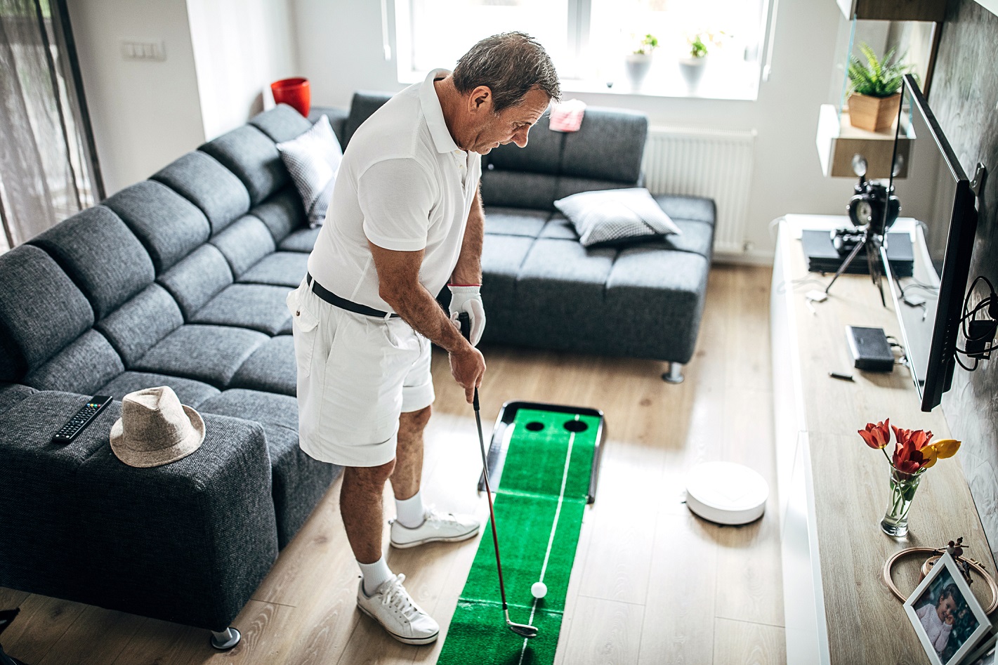 L'homme Joue Au Golf Sur Un Simulateur De Golf Et Se Prépare À Frapper. L' écran Signifie Des Informations Sur Le Balancement Et La Portée De L'impact  Banque D'Images et Photos Libres De